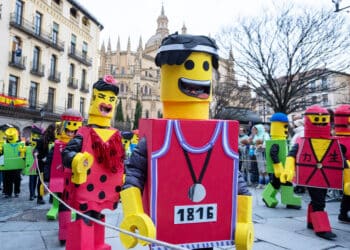 Agrupación disfrazada de Lego a su paso por la Plaza Mayor de Segovia. / HÉCTOR CRIADO