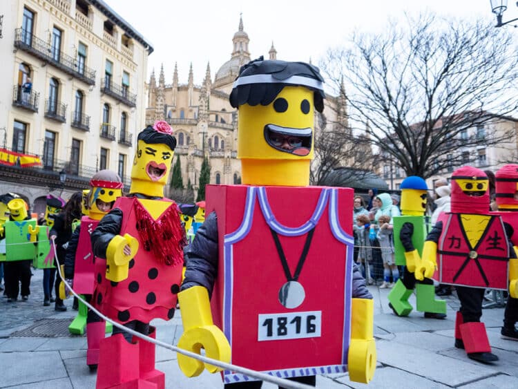 Música y chocolate para calentar el Carnaval 1 Agrupación disfrazada de Lego a su paso por la Plaza Mayor de Segovia. / HÉCTOR CRIADO