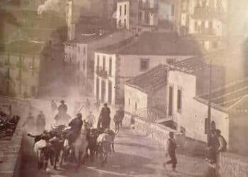Encierro con caballos de Sepúlveda, con reses bravas y bueyes, en la calle Alfonso VI. / COLECCIÓN NANO ALONSO - FOTO CECIDA POR LA ASOCIACIÓN EL ENCIERRO DE SEPÚLVEDA