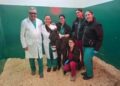 El equipo veterinario encargado de la cirugía posa con ‘Pablete’, un burro de raza vasca de ocho meses.
