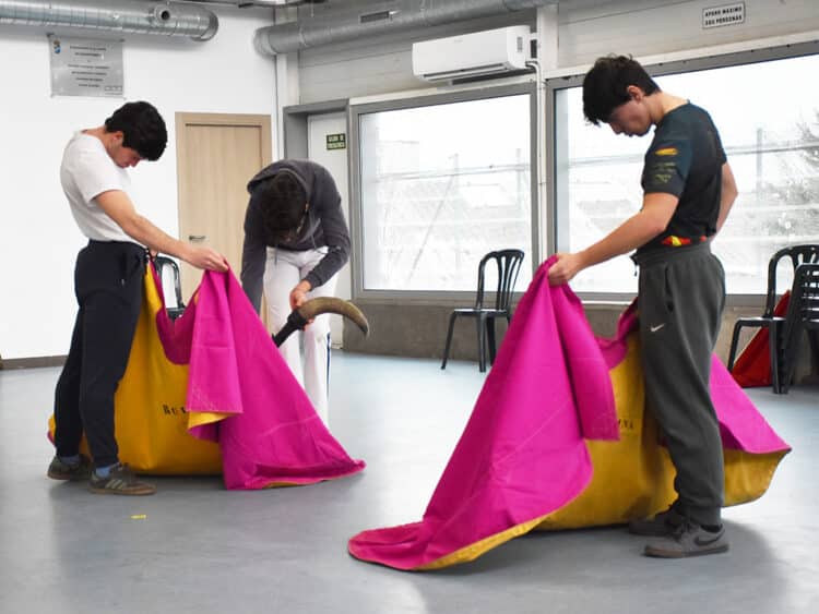 Jorge Oliva, Jesús Manso y Álvaro Molina, entrenando en la Escuela Taurina de Segovia. / A.M.
