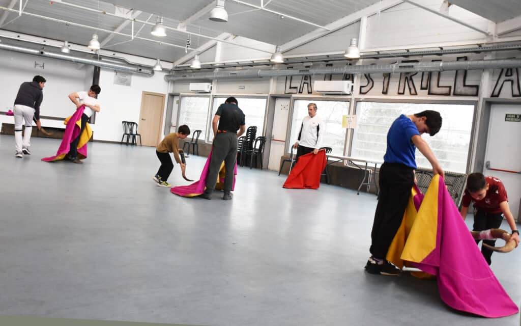 Donde los sueños no entienden de prohibiciones 5 Los alumnos de la Escuela Taurina de Segovia, durante la clase del pasado jueves en el Centro Multiusos ‘Antonio González’ de La Lastrilla, bajo la supervisión del diestro segoviano Emilio de Frutos. / A.M.