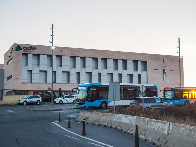Autobús urbano en la estación de Segovia-Guiomar. / HÉCTOR CRIADO