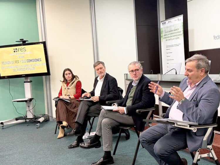 Elisabet Lázaro, Francisco Vázquez, Andrés Ortega y José Luis Sanz Merino, durante el encuentro en la sede de la FES. / P.P.
