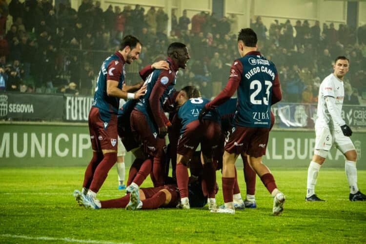 Los jugadores de la Segoviana celebran un gol en La Albuera frente al Lealtad de Villaviciosa./HÉCTOR CRIADO