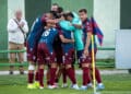 Los jugadores de la Segoviana celebran un gol frente a la Sarriana disputado en La Albuera./HÉCTOR CRIADO