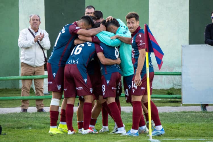 Algo más que tres puntos para la Segoviana 1 Los jugadores de la Segoviana celebran un gol frente a la Sarriana disputado en La Albuera./HÉCTOR CRIADO
