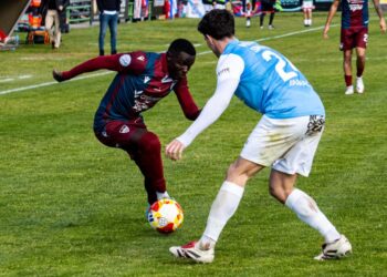 Ayán busca superar a un rival en una acción del encuentro entre Segoviana y Ourense celebrado en el campo municipal de La Albuera./HÉCTOR CRIADO
