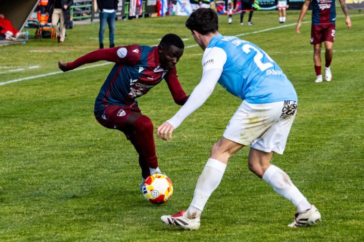 Ayán busca superar a un rival en una acción del encuentro entre Segoviana y Ourense celebrado en el campo municipal de La Albuera./HÉCTOR CRIADO