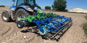 La empresa ubicada en Fuentepelayo se dedica a la distribución y venta de aperos agrícolas y recambios / PUENTE AGROINDUSTRIAL