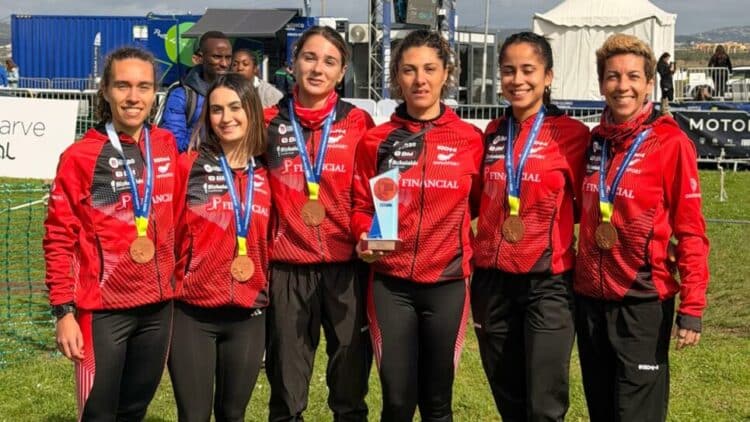 Idaira Prieto posa con el bronce en el podio con el equipo del Bilbao Atletismo./BILBAO ATLETISMO