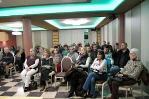 Yeisson Vargas recoge el accésit del Premio Internacional de Poesía 'Jaime Gil de Biedma y Alba' 3 Los asistentes al acto se mostraron gratamente sorprendidos por la belleza de los poemas premiados / AMADOR MARUGÁN