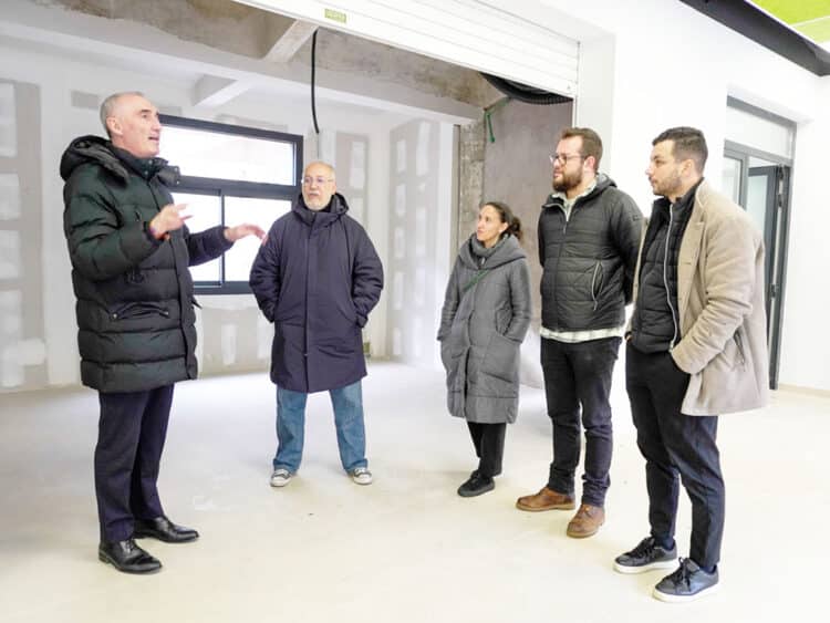 Mazarías ofrece detalles de la distribución del Mercado Municipal de Los Huertos. / HÉCTOR CRIADO