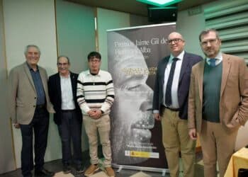 Miembros del jurado y alcalde de Nava posan junto al poeta, tercero izquierda, ganador del accésit / AMADOR MARUGÁN