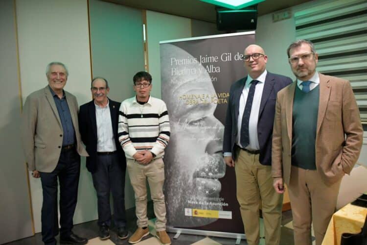 Miembros del jurado y alcalde de Nava posan junto al poeta, tercero izquierda, ganador del accésit / AMADOR MARUGÁN