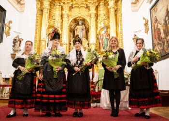 Acto del cambio de montera de la fiesta de Santa Águeda en el barrio de Santo Tomás y reconocimiento a la pregonera, la historiadora Mercedes Sanz. / HÉCTOR CRIADO