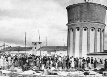 Mujeres lavando en las fuentes del depósito hacia el año 1950.