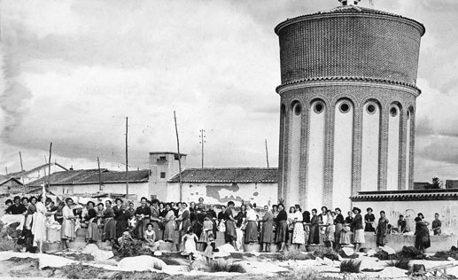 Mujeres lavando en las fuentes del depósito hacia el año 1950.