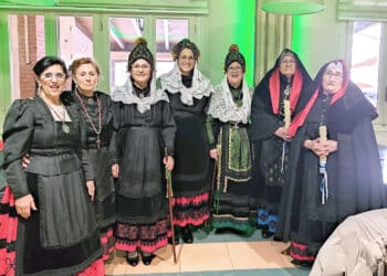 Alcaldesas antes de presidir la comida de hermandad / AMADOR MARUGÁN