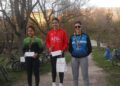 Las tres primeras clasificadas posan en el podio con los trofeos durante el Duatlón Cross regional de Cuéllar./FTCYL