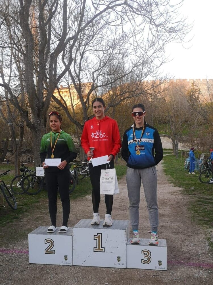 Las tres primeras clasificadas posan en el podio con los trofeos durante el Duatlón Cross regional de Cuéllar./FTCYL