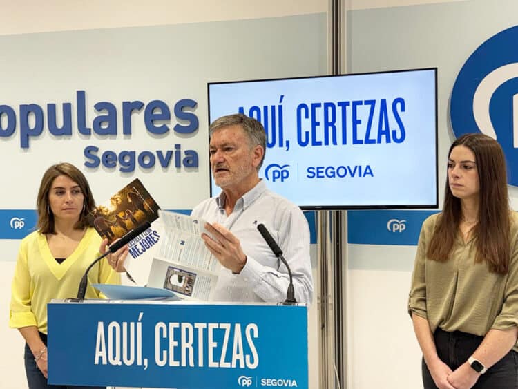 Francisco Vázquez, junto a Elisabet Lázaro y Elena Rincón. / P.P.