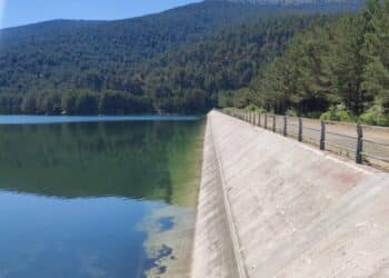 Presa de El Tejo en el primer escalón del vaciado que se realizó hasta algunos meses, y que se está volviendo a llenar sin que se estén produciendo actuaciones en la instalación. / E.A.