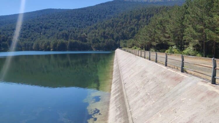 Presa de El Tejo en el primer escalón del vaciado que se realizó hasta algunos meses, y que se está volviendo a llenar sin que se estén produciendo actuaciones en la instalación. / E.A.