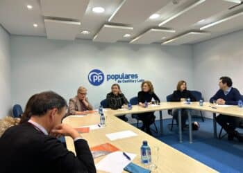 Reunión de las consejeras de Industria y de Familia con representantes de EFCL y Vitartis.