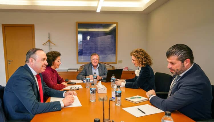 Reunión entre la candidata del PP por Valladolid, María Pardo, y el presidente de los contratistas, Enrique Pascual.