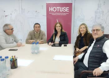 Silvia Clemente, con representantes de Hotuse. / NUEVE CYL