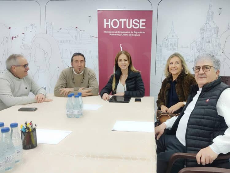 Clemente propone la creación de un Certificado de Profesionalidad y una política turística para aumentar la estancia media 1 Silvia Clemente, con representantes de Hotuse. / NUEVE CYL