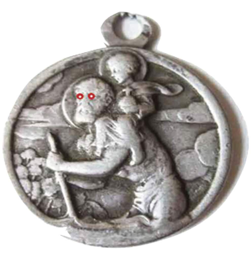 El San Cristóbal, nuevo elemento obligatorio de seguridad vial 2 El medallón homologado.