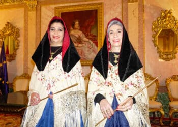 Las alcaldesas de Zamarramala, Yolanda y Mª Ángeles Redondo, con el bastón de mando. / HÉCTOR CRIADO