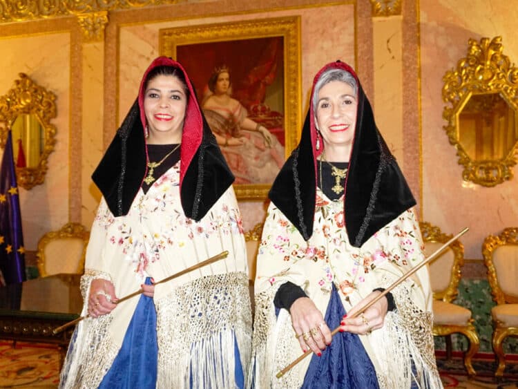 Las alcaldesas de Zamarramala, Yolanda y Mª Ángeles Redondo, con el bastón de mando. / HÉCTOR CRIADO