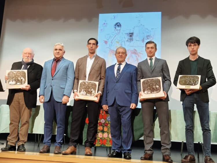 Entrega de los Premios 'Pase de las flores' en el Teatro 'Bretón'. / PEÑA TAURINA 'VICTORIANO DE LA SERNA'