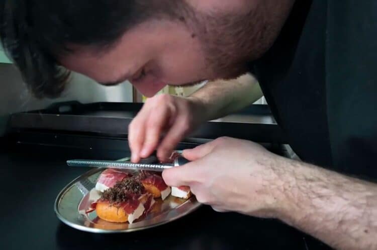 Trufa negra, descubre el tesoro enterrado 1 Rayadura de trufa negra sobre tapa de jamón ibérico. / Diputación de Segovia