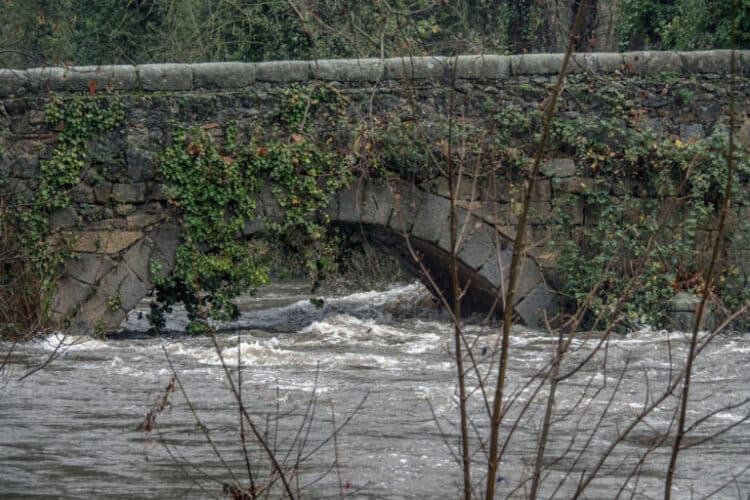 Una crecida del Eresma con el puente de la alameda de fondo. Archivo / KAMARERO