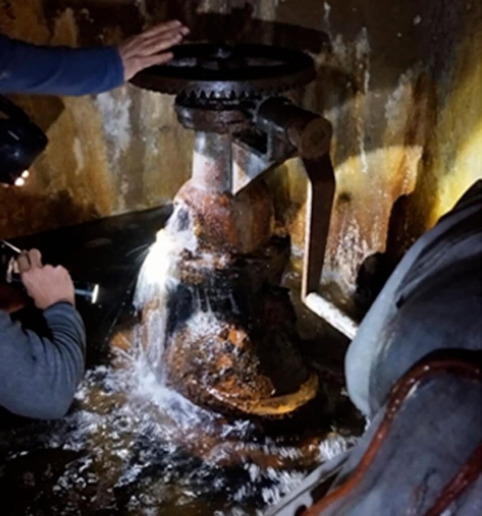 Fotografía 1.- Ejemplo de válvula de vaciado de desagüe de fondo inutilizada y rota, con fugas, por falta de mantenimiento.