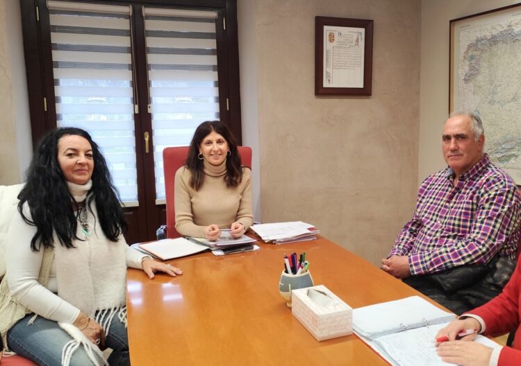 Reunión con la alcaldesa de Otero de Herreros / JCYL