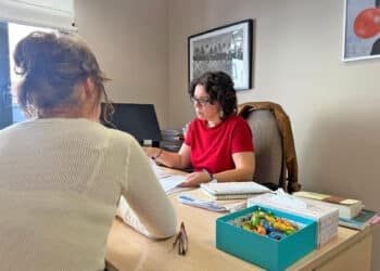 Una trabajadora social del Ayuntamiento de Segovia atiende a una usuaria de viviendas sociales.