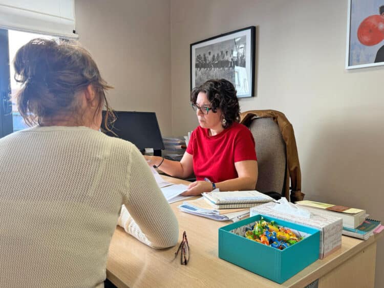 Una trabajadora social del Ayuntamiento de Segovia atiende a una usuaria de viviendas sociales.