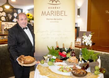Julio Santervás, propietario del restaurante Asador Maribel de Segovia, presenta el menú diseñado para las XII Jornadas del Lechazo de Sacramenia. / HÉCTOR CRIADO
