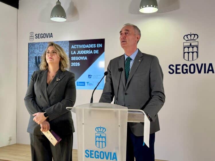 May Escobar y José Mazarías en la presentación. /AYUNTAMIENTO DE SEGOVIA