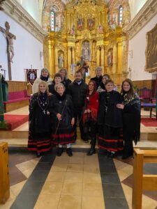 Las mujeres de Cantimpalos celebran la festividad de Santa Águeda 2 Alcaldesas con el sacerdote de la parroquia / LOURDES MATARANZ