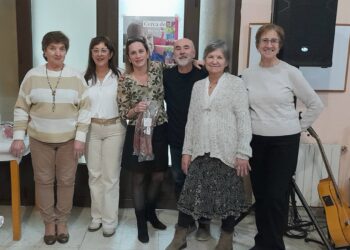 Álida Jiménez con la junta directiva de la Asociación de Jubilados / LOURDES MATARRANZ