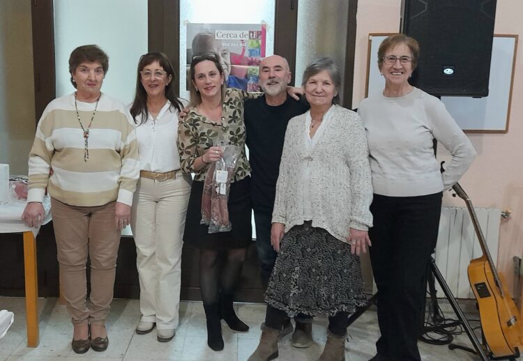 Álida Jiménez con la junta directiva de la Asociación de Jubilados / LOURDES MATARRANZ