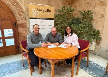 Un instante de la firma de convenio entre Venta Magullo y la ASPD./ASPD