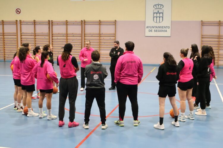 José Cerrato durante una sesión de entrenamiento al frente del conjunto segoviano./CD SPORDEPORTE