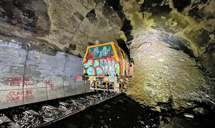 Bateadora atascada y vandalizada en el  túnel de Somosierra./ E. A.